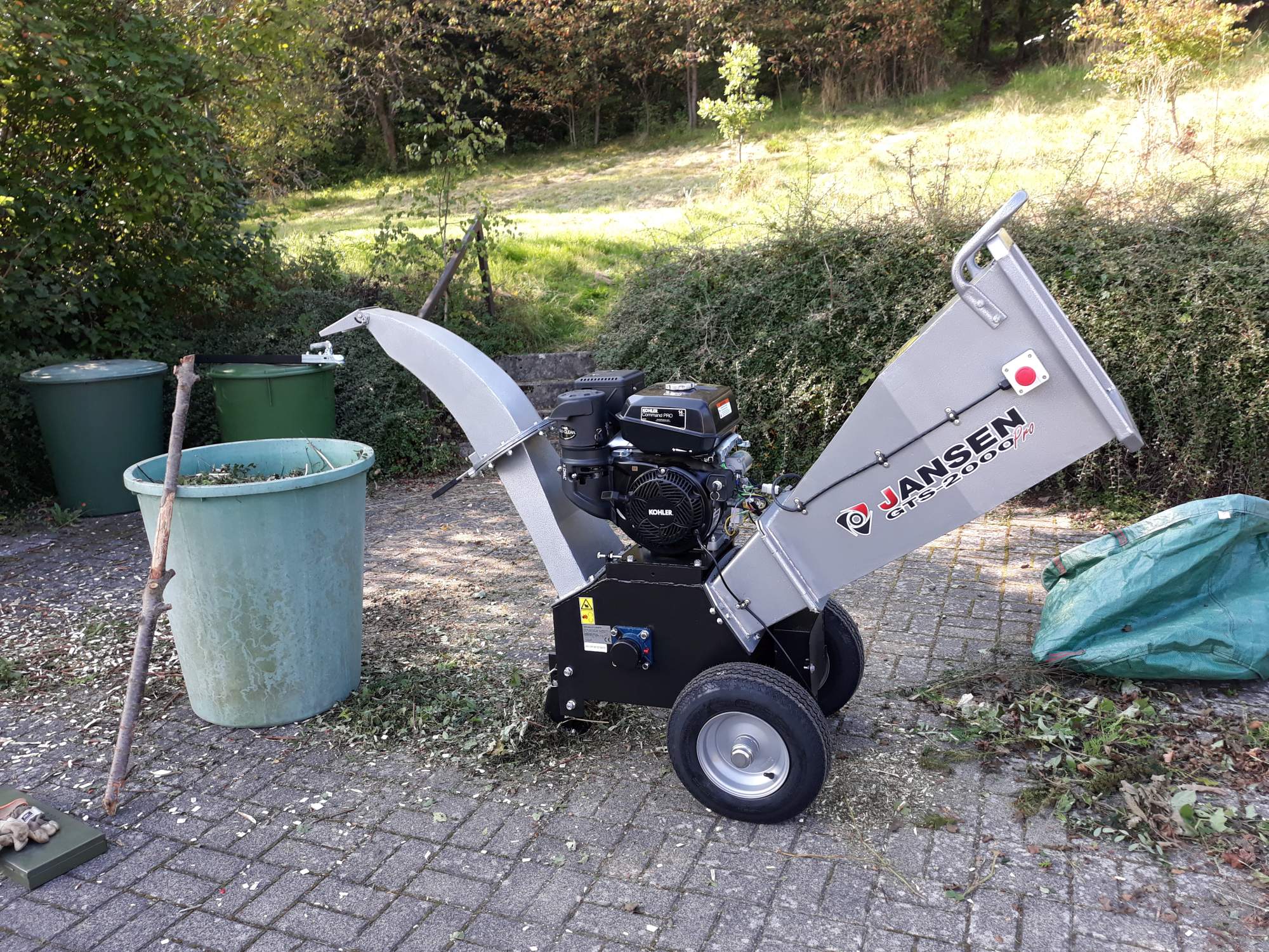 Häckseln des Baum- und Strauchschnitts Bild vom Häckseln des Baum- und Strauchschnitts